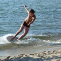Skimboarding - plażowy sport dla aktywnych  